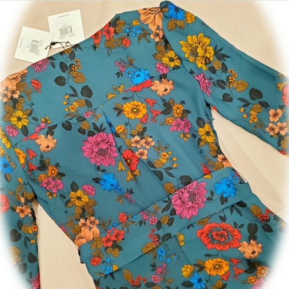 NEW: CASUAL V-NECK SKATER STYLE DRESS - Picture 5 of 8